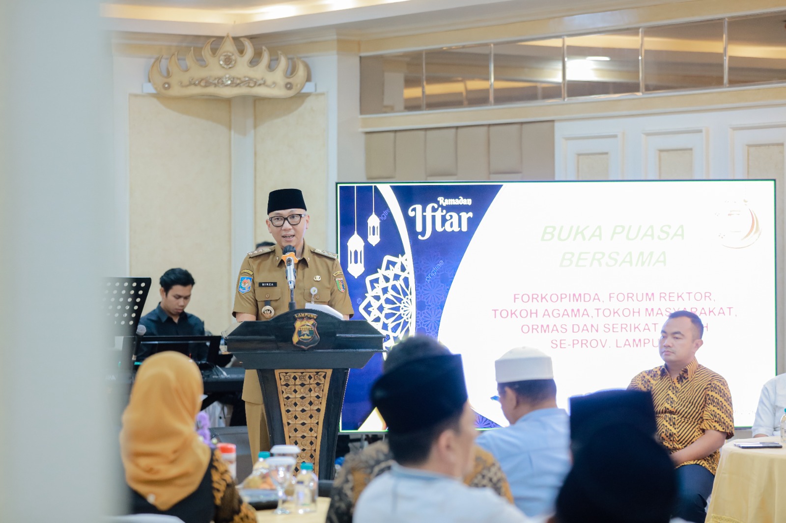 BUKA PUASA BERSAMA DI MAPOLDA LAMPUNG, GUBERNUR RAHMAT MIRZANI DJAUSAL DORONG SINERGI FORKOPIMDA, REKTOR, TOKOH AGAMA DAN SERIKAT BURUH DEMI KONDUSIFITAS DAERAH SELAMA RAMADAN