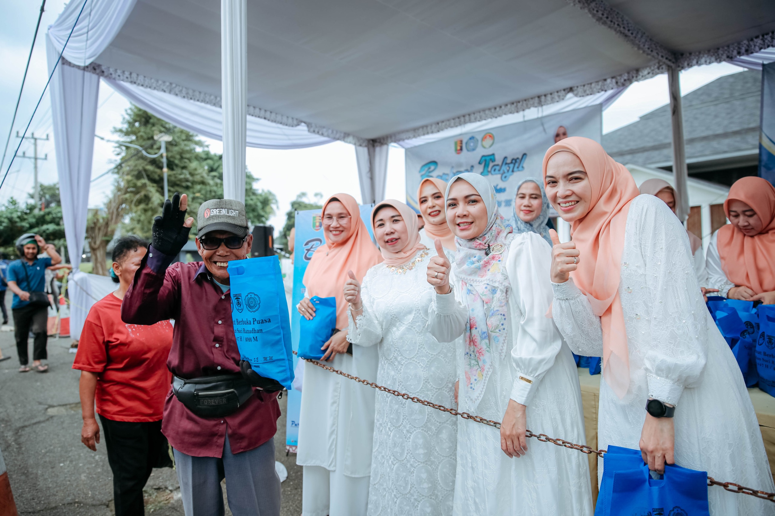 KETUA TP PKK IBU PURNAMA WULAN SARI MIRZA BAGIKAN TAKJIL DI MAHAN AGUNG, BAGIKAN SEDIKITNYA 800 PAKET TAKJIL KEPADA MASYARAKAT