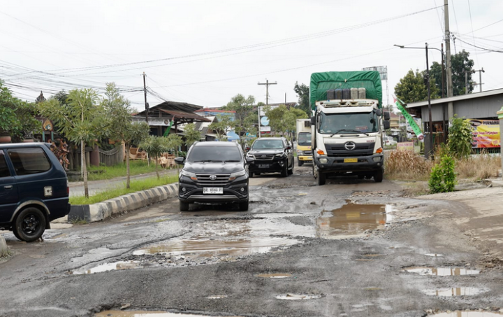 Penanganan Cepat Jalan Rusak  Dorong Aktivitas Ekonomi Warga di Daerah
