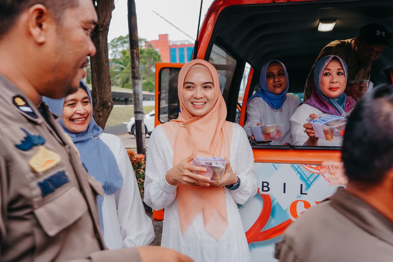 TP. PKK dan DWP Provinsi Lampung Bagikan Ratusan Takjil untuk Masyarakat